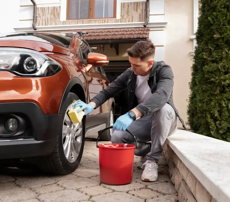 Lavage auto à domicile Biganos : professionnel intervenant sur un véhicule